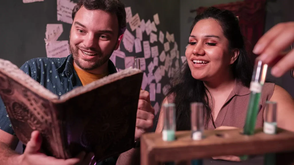 pareja en escape room